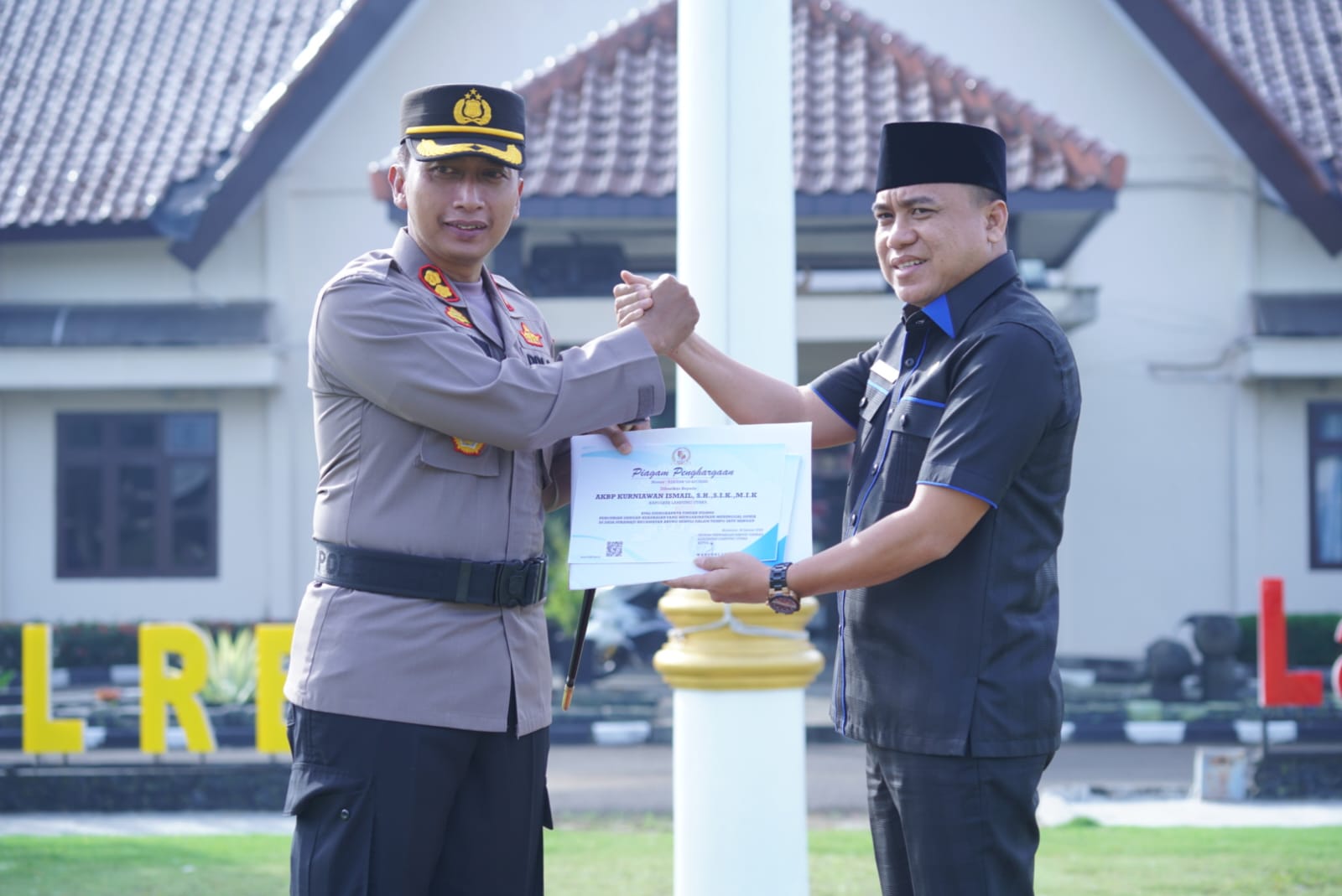 Ketua DPRD Lampung Utara Berikan Penghargaan Kepada Kapolres dan Tim TEKAB 308 Presisi