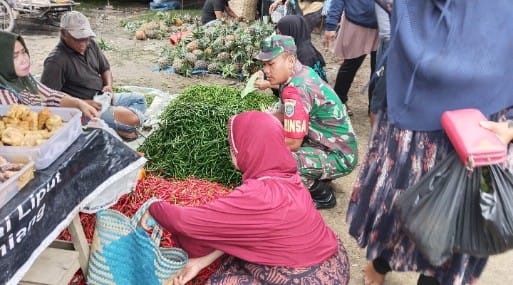 Cek harga sembako pasar pekan  Babinsa Sungai Liput Turun Kelapangan