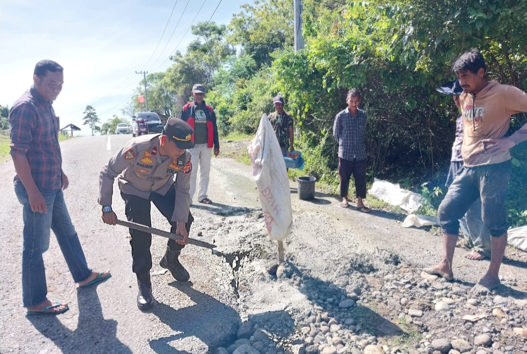 Kapolsek Muara Tiga turun tangan tambal jalan berlubang