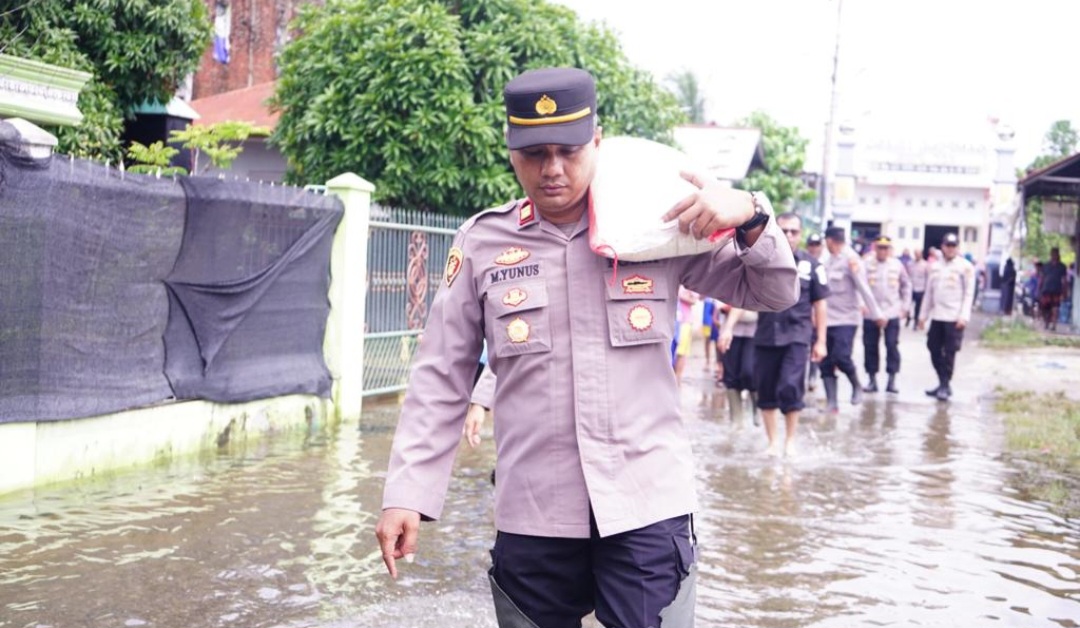 Peduli Masyarakat Korban Banjir Polres Pidie Salurkan Bansos