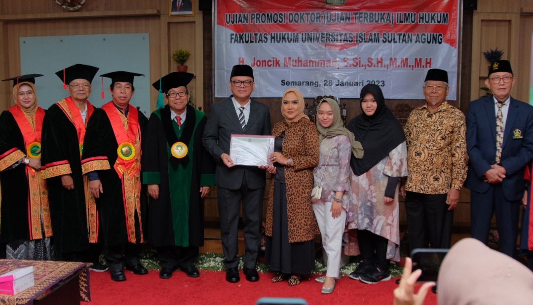 JONCIK” RESMI SANDANG GELAR DOCTOR