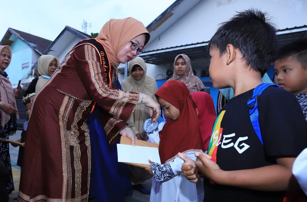 Sri Dewi Santuni dan Ajak Bermain Anak Yatim Duafa