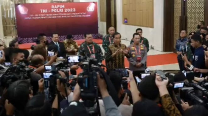 Momen Prabowo Catat Omongan Jokowi di Rapim TNI-Polri Disorot Netizen