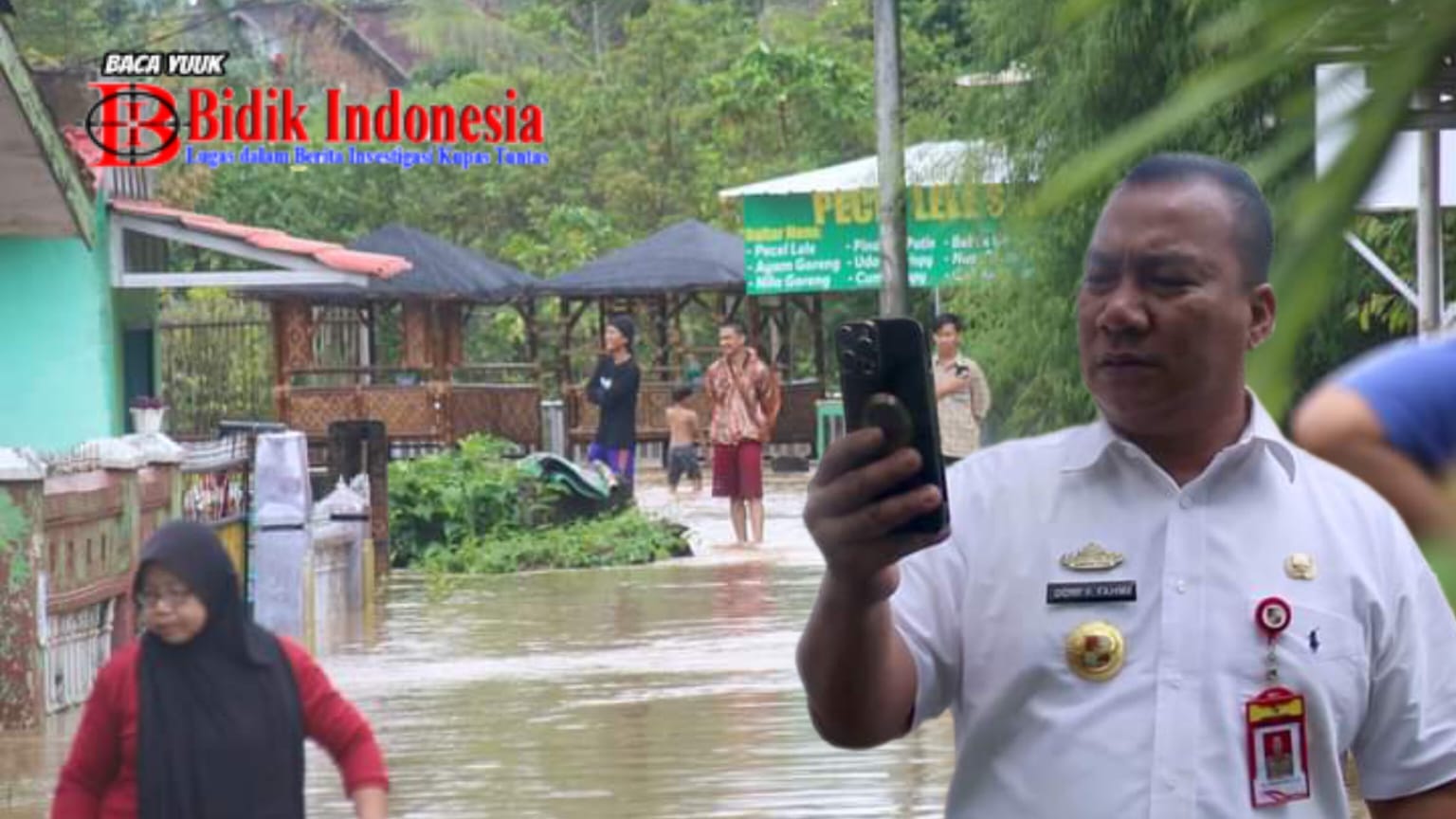 Kadis Kominfo Lampura Tinjau Beberapa Titik Yang Terdampak Banjir