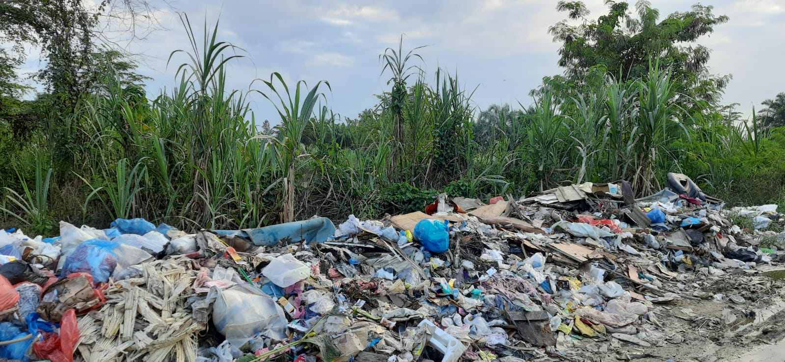 Di duga Kurang Tanggap Dinas Kebersihan ada Sampah Dalam Komplek Perkantoran Aceh Tamiang