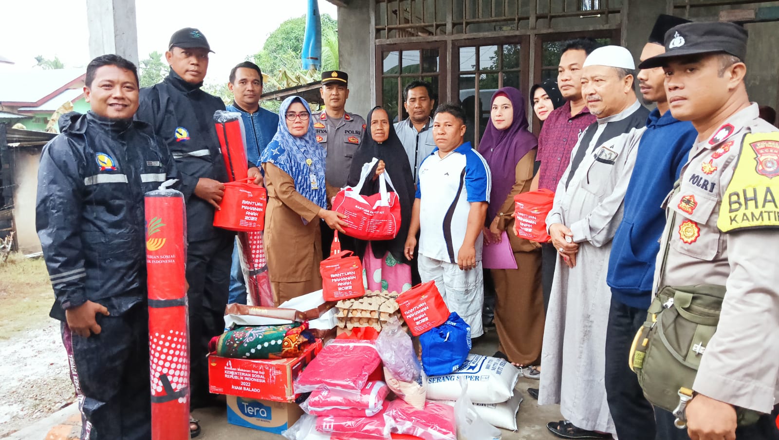 Dinas Sosial Aceh Tamiang menyerahkan bantuan kepada Safiah, korban kebakaran.