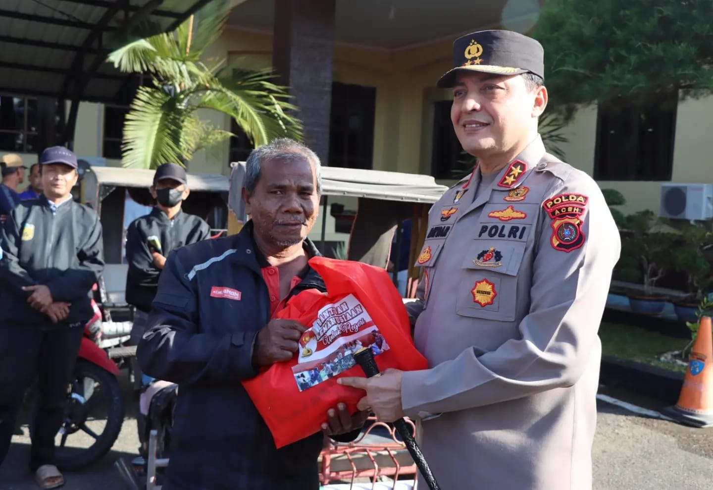 Kapolda Aceh Bagikan Ribuan Paket Bansos dari Kapolri