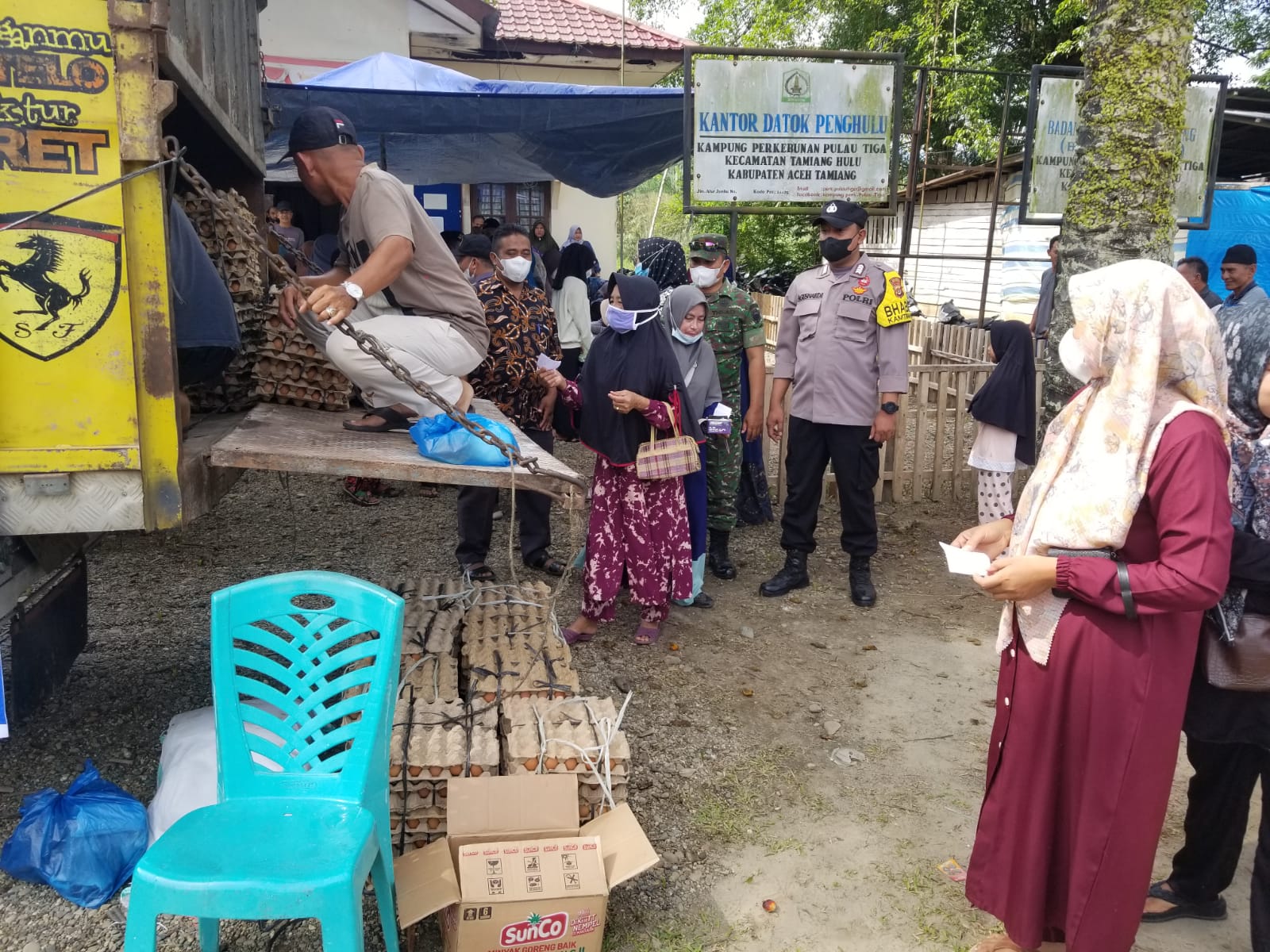 Babinsa Koramil 05/Tamiang Hulu Dampingi Kegiatan Operasi Pasar Murah KOPERINDAK Aceh Tamiang