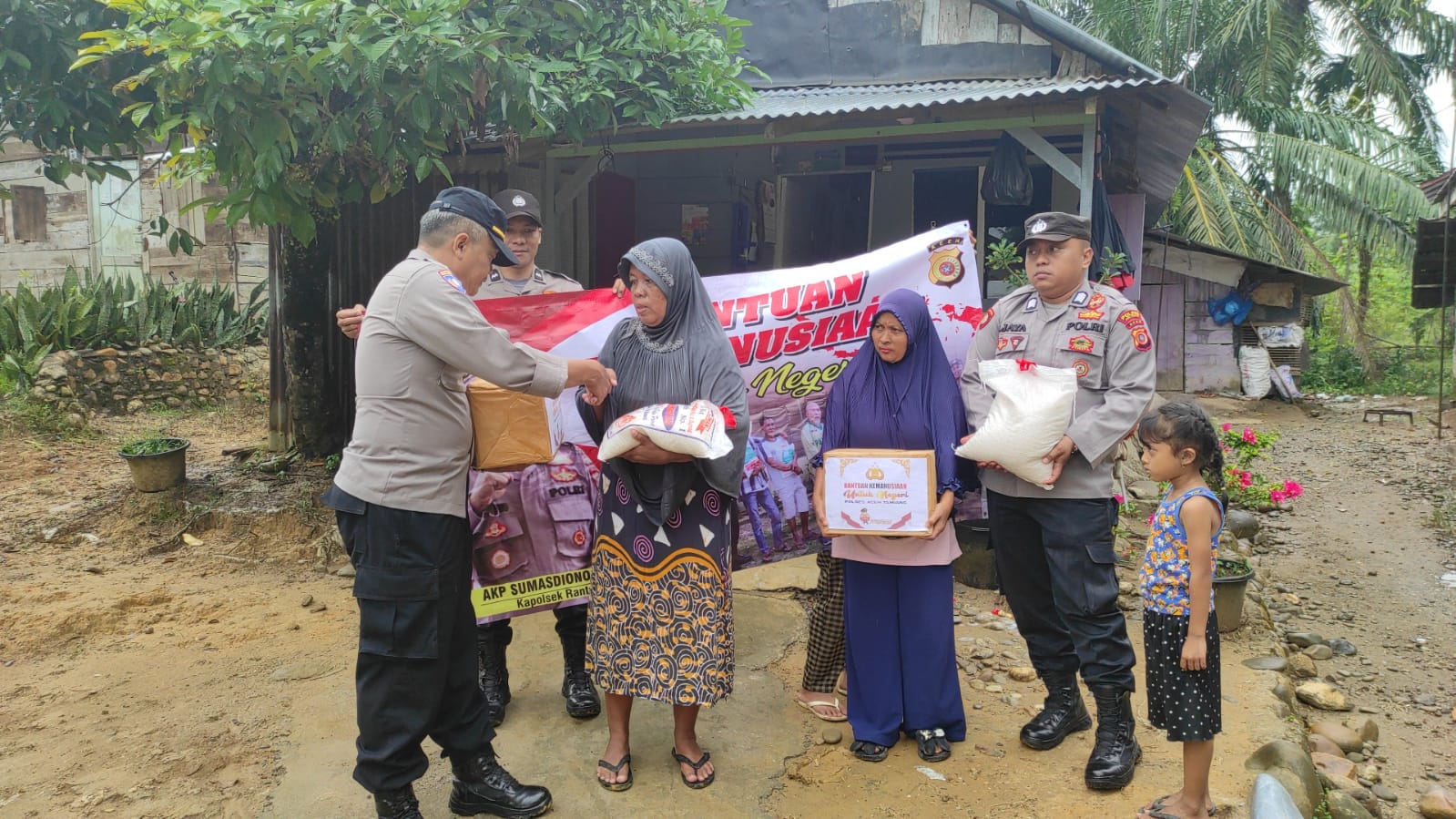 Bantuan Kemanusiaan Untuk Negeri, Polsek Rantau Salurkan Bantuan Kepada Warga