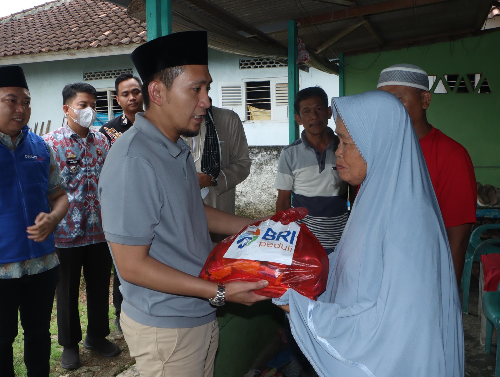 Wabub Lampura Bantu Warga Dengan Berjalan Kaki