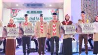 Sekda Serahkan Piala MTR XXII Pidie, Banda Aceh Juara Umum