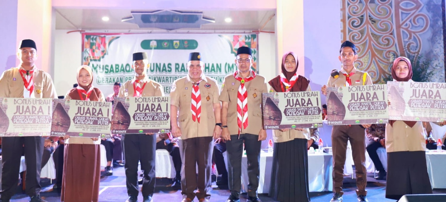 Sekda Serahkan Piala MTR XXII Pidie, Banda Aceh Juara Umum