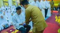 Pj.Bupati Aceh Tamiang Peusijuk Calon Jemaah Haji