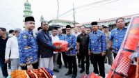 Pj.Bupati Aceh Tamiang Serahkan Bantuan masa Panik Musibah Kebakaran.