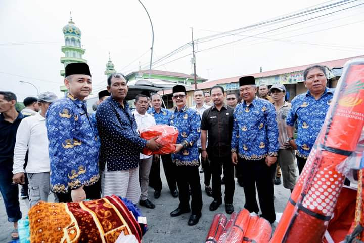 Pj.Bupati Aceh Tamiang Serahkan Bantuan masa Panik Musibah Kebakaran.