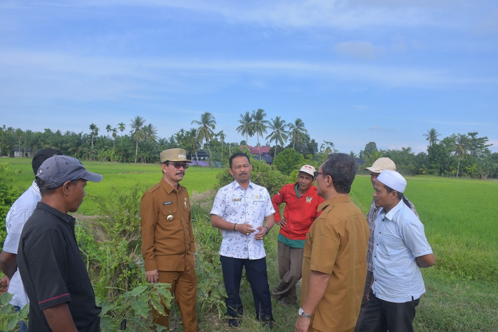 Pj Bupati Aceh Tamiang Tanggapi Keluhan Masyarakat Tinjau Jalur Irigasi dan Jembatan