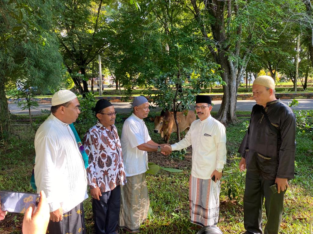 Baru Pertama Kali Pemda Aceh Tamiang Serah kan  1 ekor sapi qurban kepada wartawan yang bertugas ,Oleh Pj.Bupati Murah Budiman  