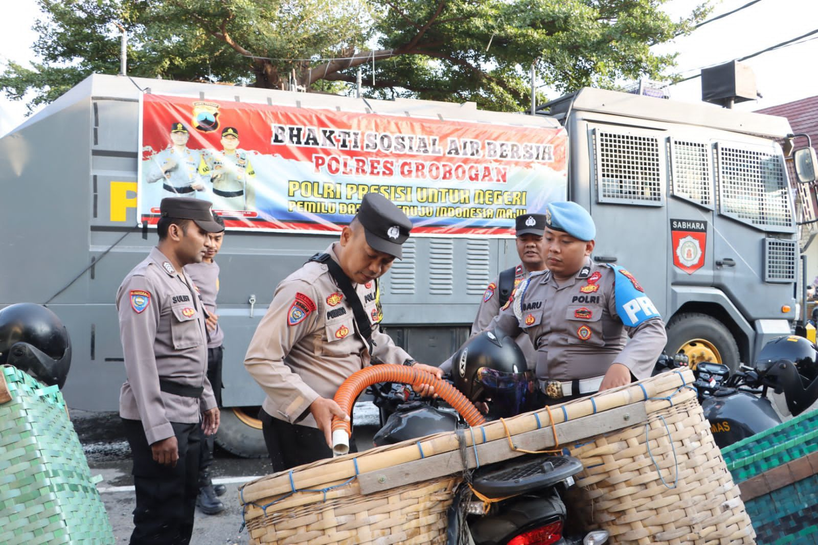 Polri Salurkan Bantuan Air Bersih Atasi Kekeringan di Grobogan.