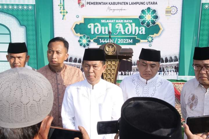 Pejabat Pemkab Lampura Sholat Eid Adha di Halaman Kantor, Bupati : Selamat Hari Raya Kurban