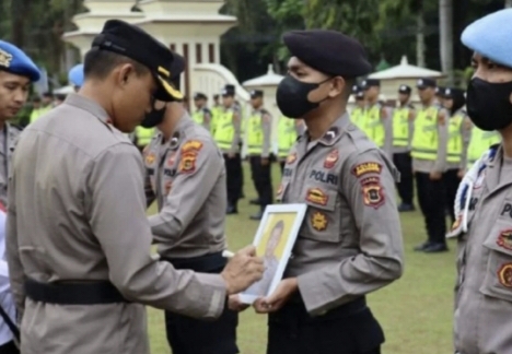 Dua oknum polisi dipecat secara tidak hormat. Bripda AS dan Brigadir RA Terlibat kasus penipuan serta narkotika. Kedua oknum polisi itu sebelumnya berdinas di Polres Merangin, Polda Jambi.