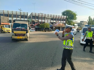 Polisi Meupep-pep Polantas Lhokseumawe Gencar Edukasi Masyarakat Tentang Tertib Berlalu Lintas.