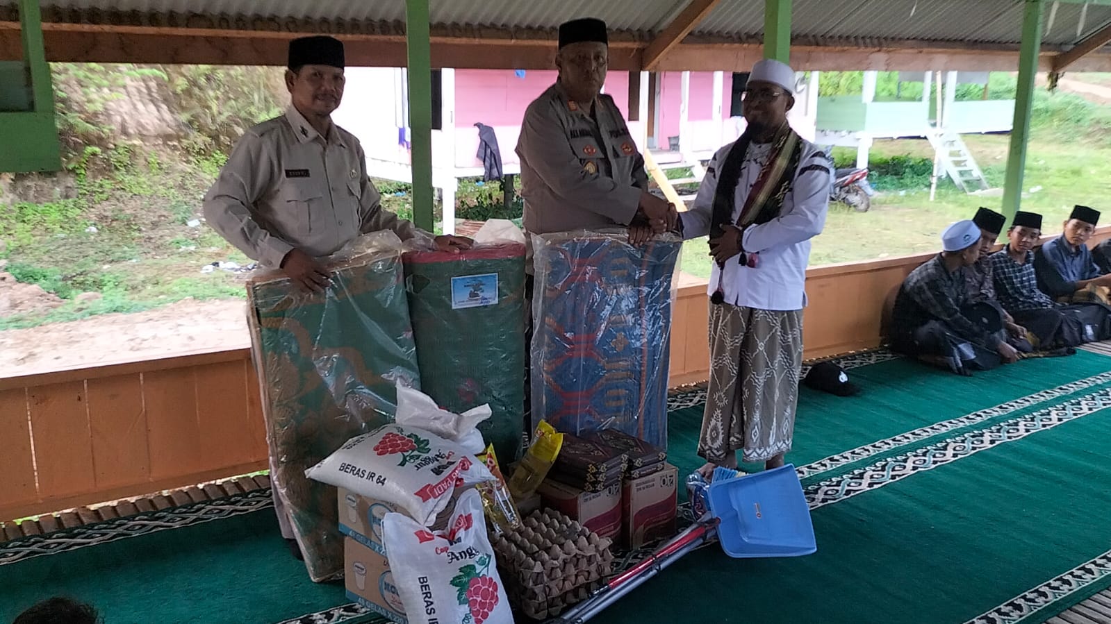 Saweu Dayah, Kapolsek Muara Batu Sampaikan Pesan Kamtibmas dan Serahkan Bantuan.