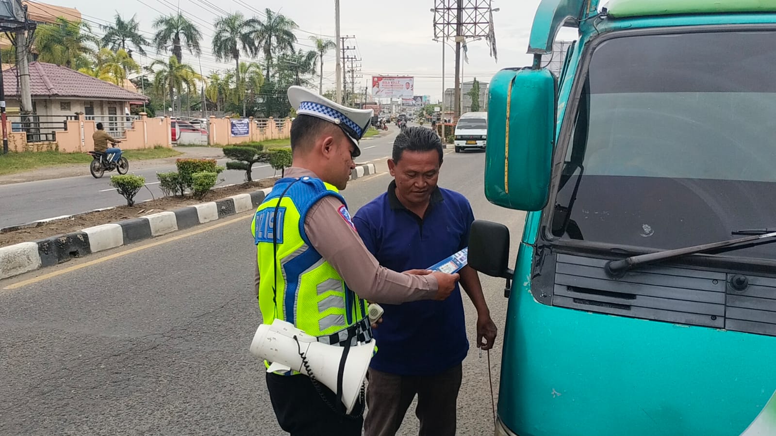 Polantas Berikan Imbauan dan Bagikan Brosur Keselamatan Kepada Supir Angkutan Umun, Ini Tujuannya.