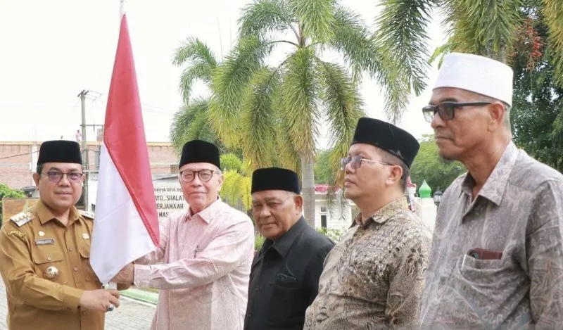 Pemkab Aceh Barat bagikan 6.500 lembar bendera merah putih ke masyarakat