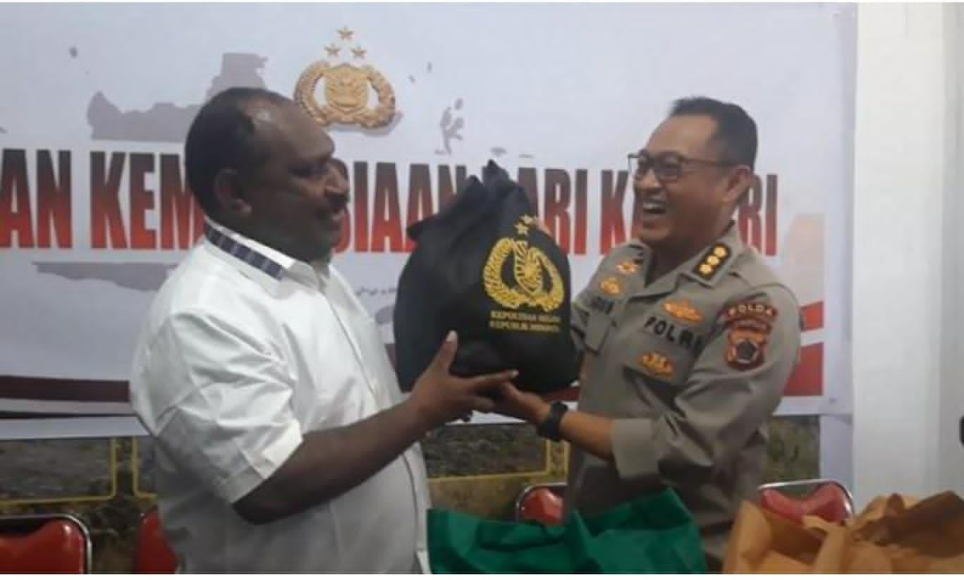 Kapolri Salurkan 264,7 Ton Beras dan 1.500 Sembako untuk Warga Papua yang Terdampak Kekeringan 