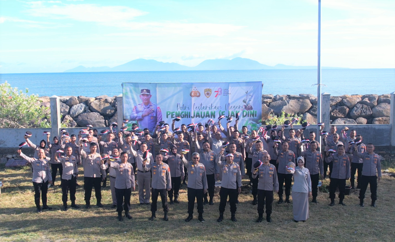 Lestarikan Lingkungan, Karo SDM Polda Aceh Tanam Pohon Frutikultur di Komplek Syiah Kuala