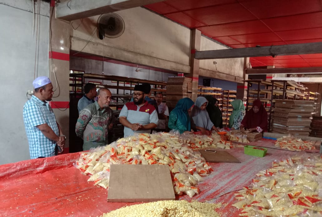 Kepala BPPI Kemenperin dan BSPJI Bersama Pj Dekranasda Aceh Besar Kunjungi Pabrik Tempe Soya Di Gampong Reloh