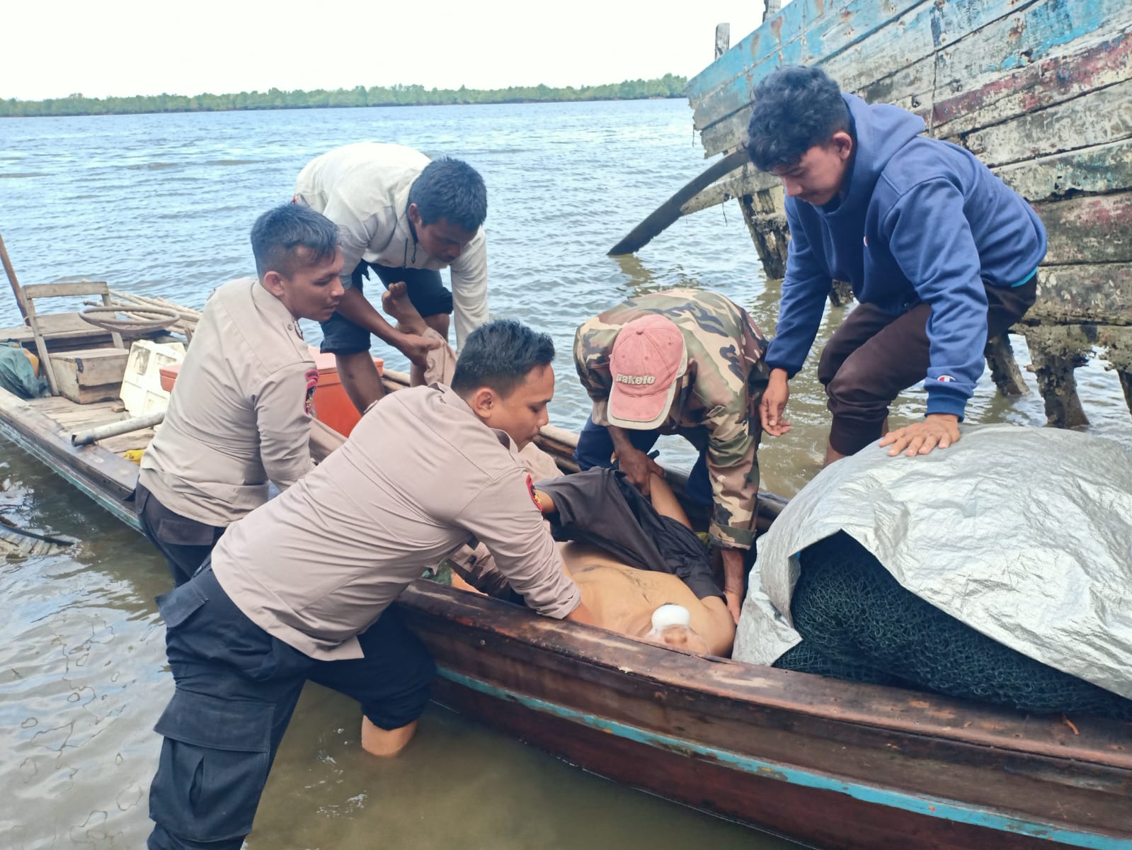 Personil Satpolairud Polres Langsa Evakuasi dua warga Kota Langsa yang Tenggelam dilaut