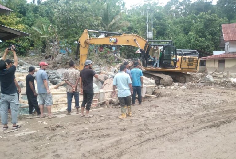 Pj Bupati Nagan Raya Kerahkan 1 Unit Excavator Kelokasi Banjir Bandang di Beutong Ateuh