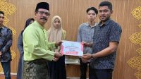 Pj. Bupati, Dr. Drs. Meurah Budiman, SH, MH, kepada 970 orang mahasiswa Beasiswa Secara  Simbolis di Ruang Kerja Bupati.