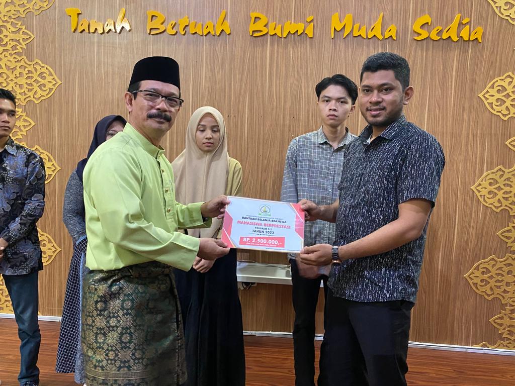 Pj. Bupati, Dr. Drs. Meurah Budiman, SH, MH, kepada 970 orang mahasiswa Beasiswa Secara  Simbolis di Ruang Kerja Bupati.