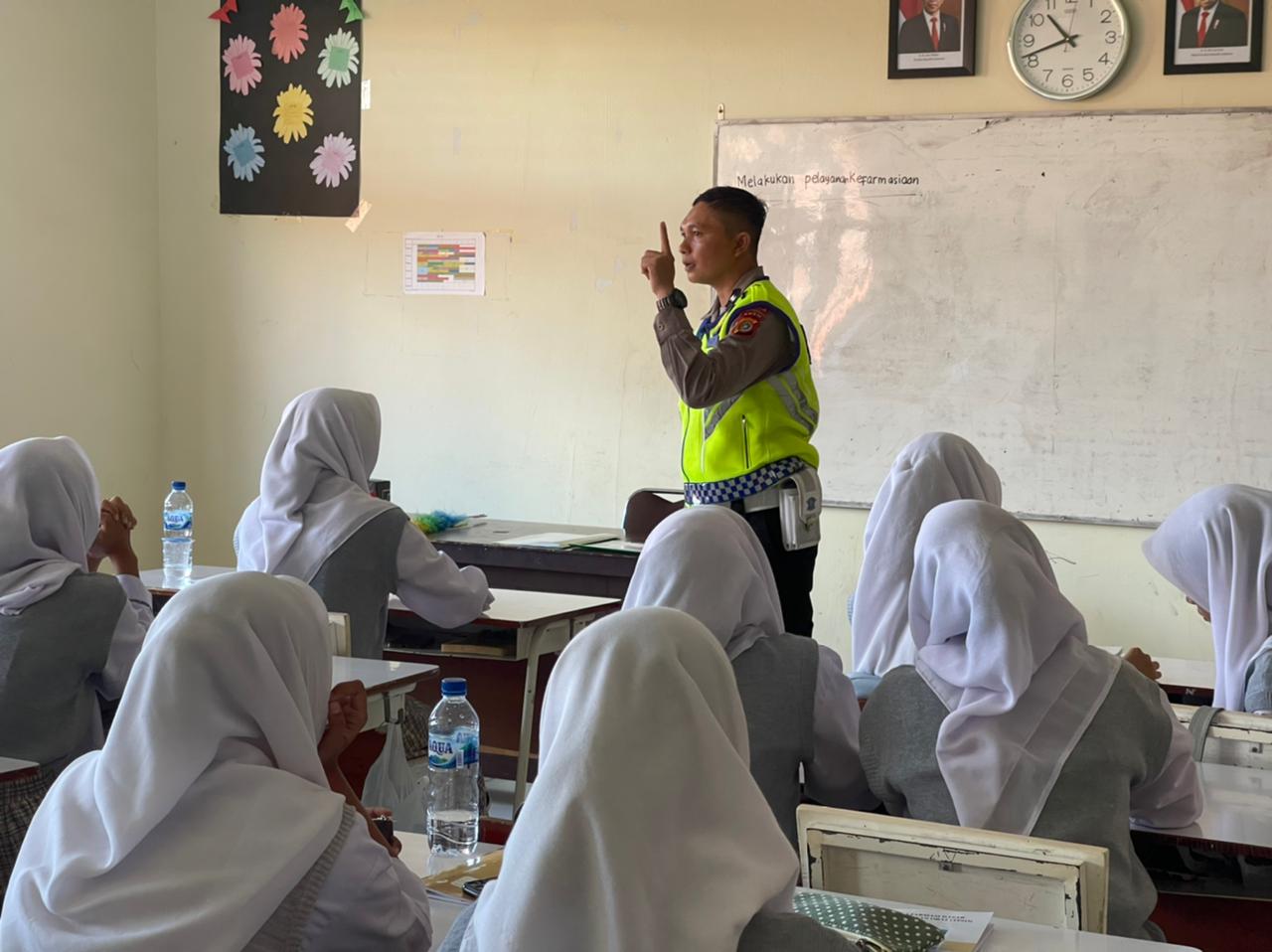 Personel Ditlantas Polda Aceh Imbau Pelajar Disiplin Gunakan Helm saat Berkendara.