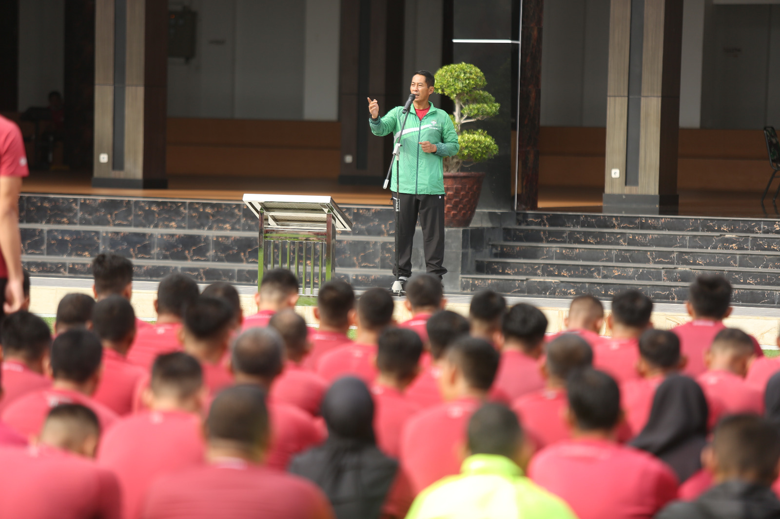 Pangdam IM melakukan Olah Raga Bersama dengan Prajurit dan PNS di Makodam IM