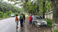 Akibat Cuaca Buruk Satu Unit Mobil Jazz Warga Darul Mamur Laka Lantas Tunggal di Kawasan Babah Dua