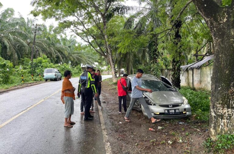 Akibat Cuaca Buruk Satu Unit Mobil Jazz Warga Darul Mamur Laka Lantas Tunggal di Kawasan Babah Dua