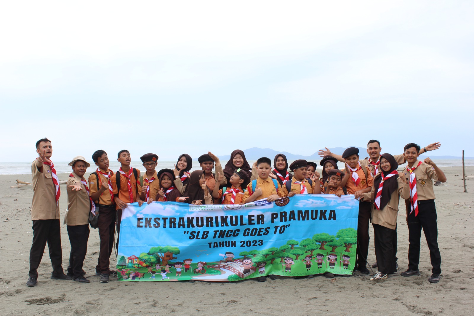 Jelajah Pramuka SLB TNCC Ajak Siswa Istimewa Bersihkan Sampah Di Pantai