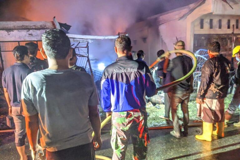 Musibah Kebakaran di Kecamatan Darul Makmur Hanguskan 2 Unit Rumah, Kerugian ditafsir Ratusan juta Rupiah