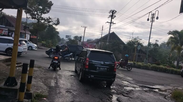 Lampu Merah Simpang empat Daling Mati,guru sekolah Terjatuh !