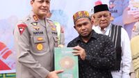 Kapolda Aceh Hadiahkan Al-Quran dan Kitab untuk Dayah Ruhul Fatayat Seulimuem