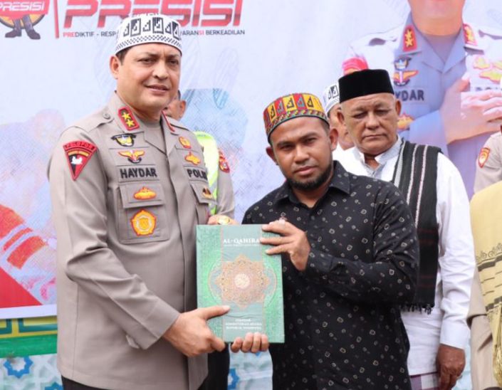 Kapolda Aceh Hadiahkan Al-Quran dan Kitab untuk Dayah Ruhul Fatayat Seulimuem