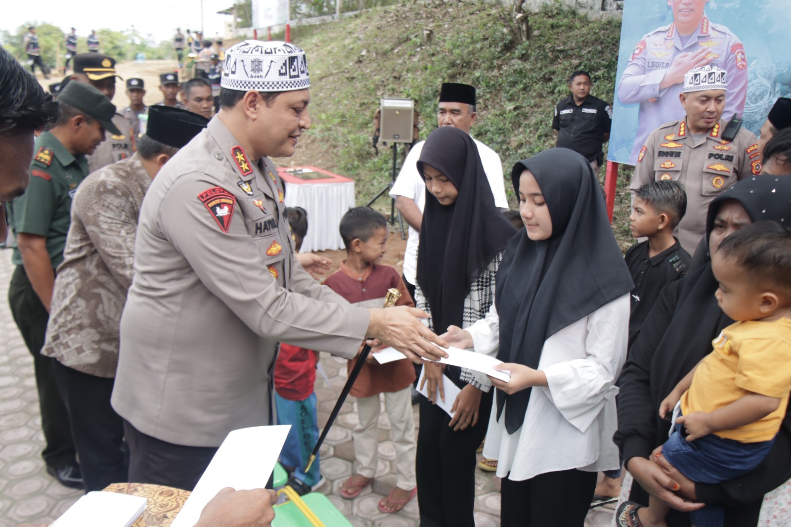 Kapolda Aceh Tanam Pohon serta Santuni Anak Yatim di Kuta Cot Gile