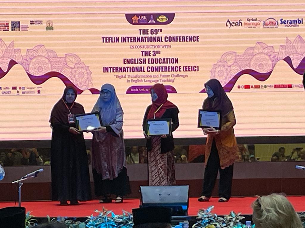 Guru Bahasa Inggris Aceh Menangkan Teacher Award TEFLIN 2023