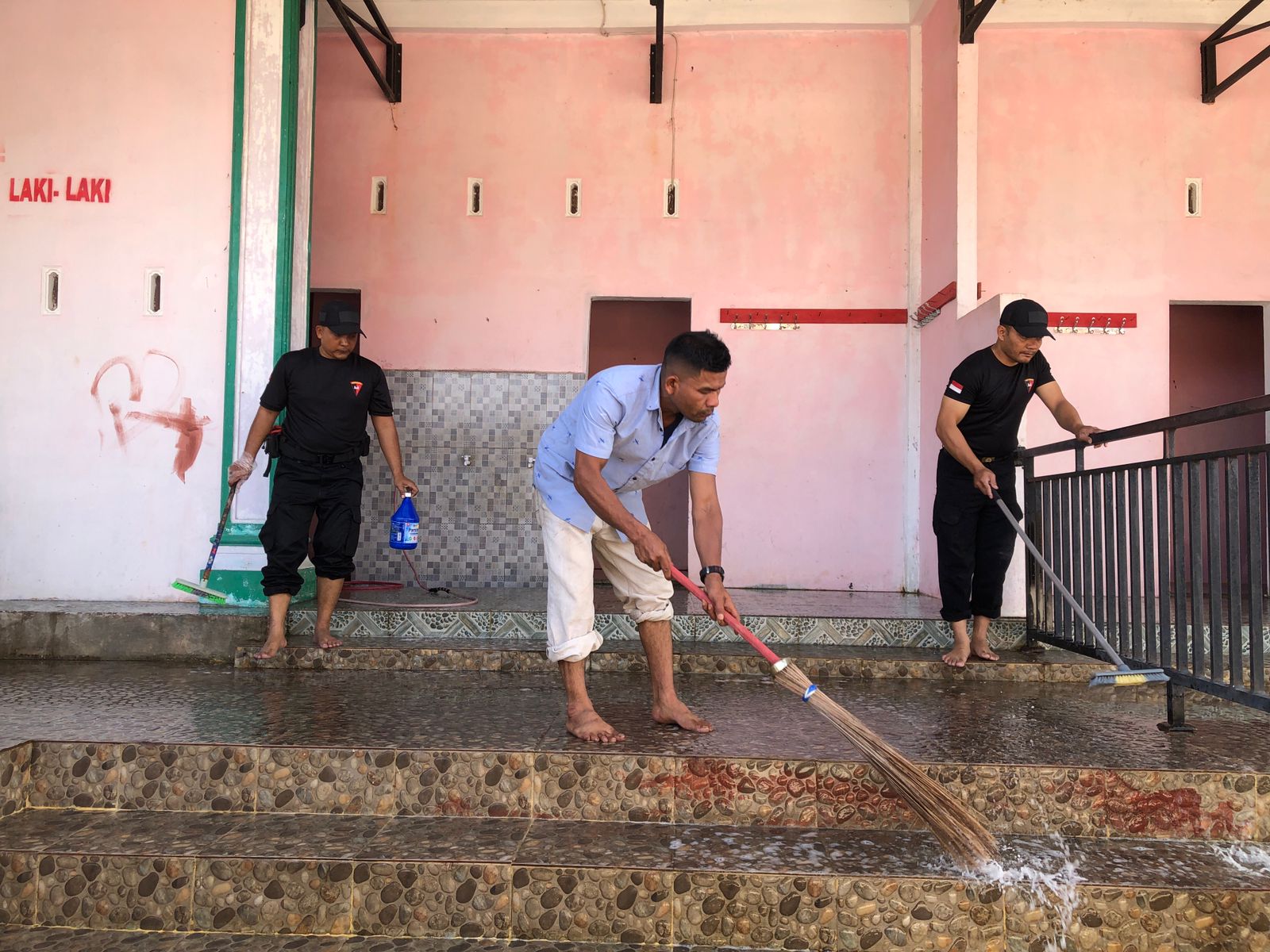 Brimob Kompi 3 Batalyon B Pelopor Bersihkan Masjid Baburahmah Kampung Tingkem