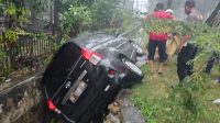 Mobil Avanza Masuk Parit Akibat Hujan Lebat