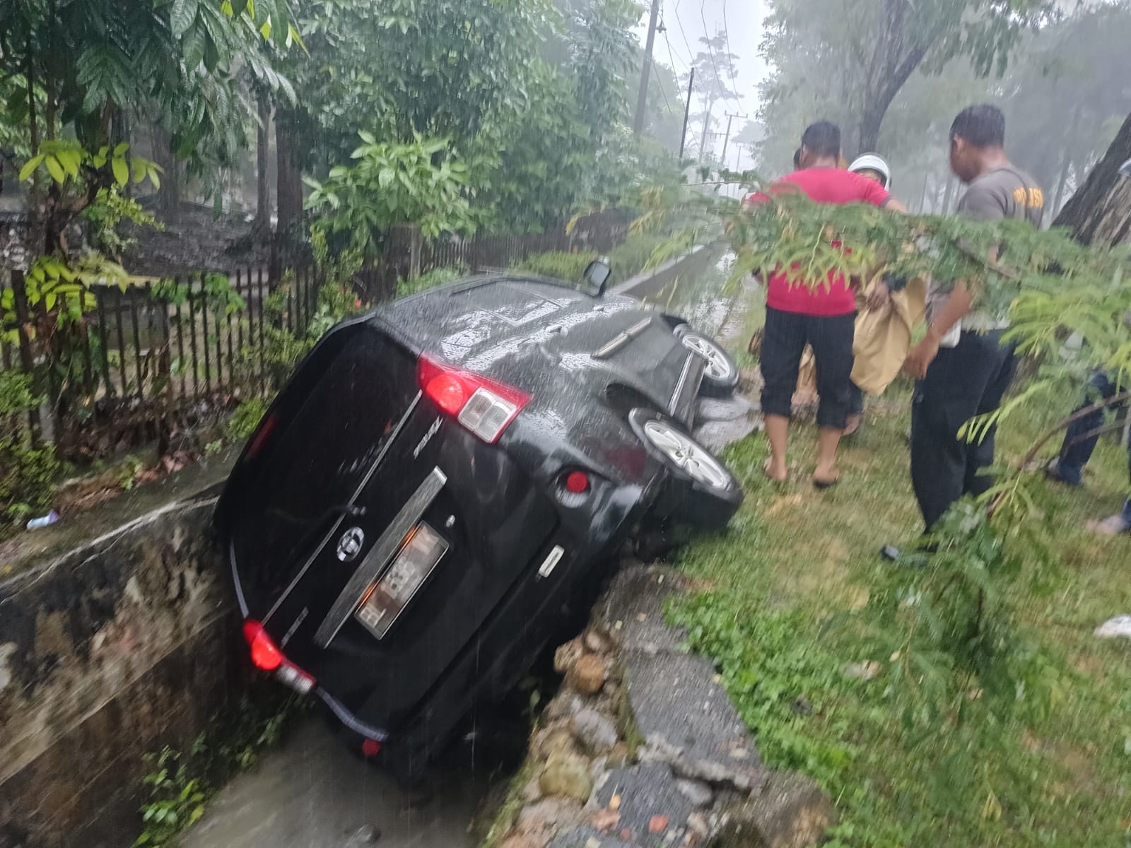 Mobil Avanza Masuk Parit Akibat Hujan Lebat