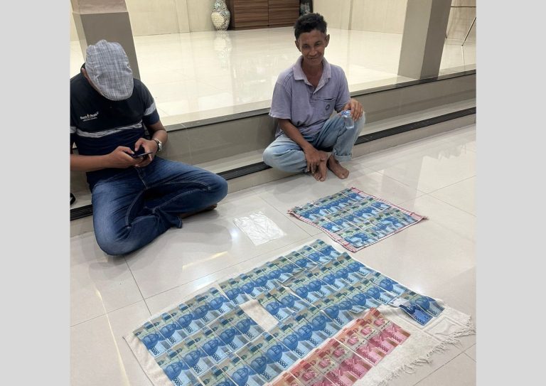 Warga Aceh Besar Temukan Kantong Plastik Berisikan Uang di Gerbang Pintu Masjid